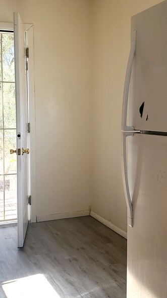 Eat in Kit - 905 W 7th St