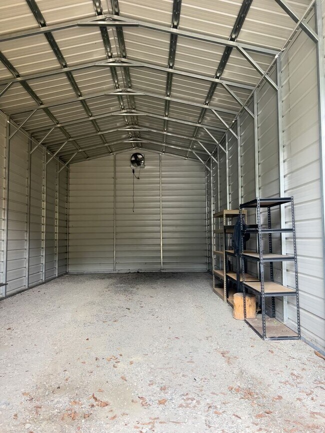 Building Photo - Country living 5 bed w/RV parking and 3 car garage!