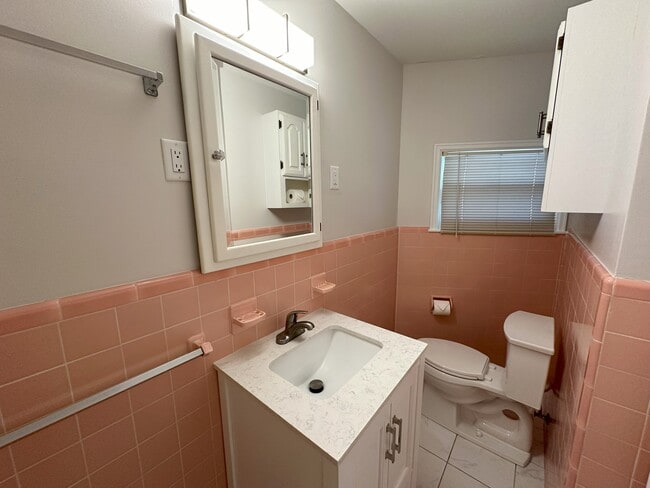 Interior view of bathroom 1 - 5819 Blueridge St