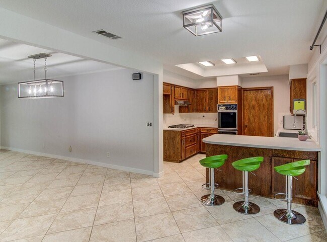 Building Photo - 2300 Cypress Point E