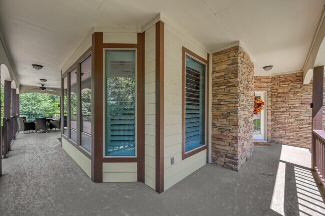 Building Photo - 13847 Pkwy Manor Dr