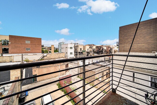 Building Photo - 1552 W Fullerton Ave