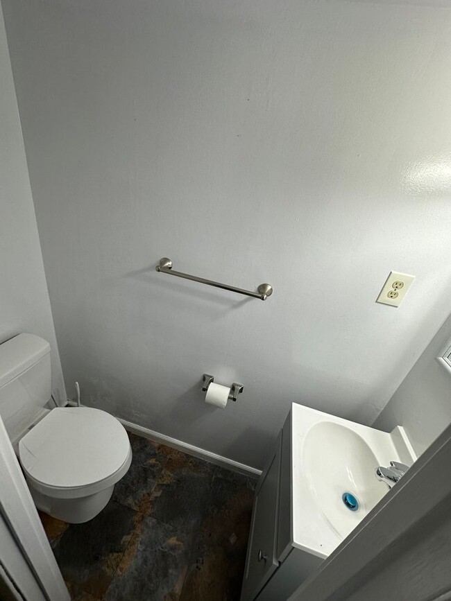 Building Photo - Henrico County Townhouse! 3 beds, 1.5 bath...