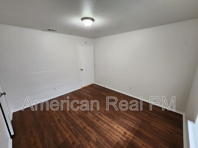 Building Photo - 2750 Sunset Strip Dr
