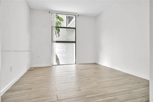 Building Photo - 3701 N Country Club Dr