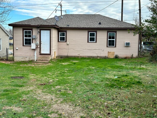 Building Photo - Three Bed NE OKC