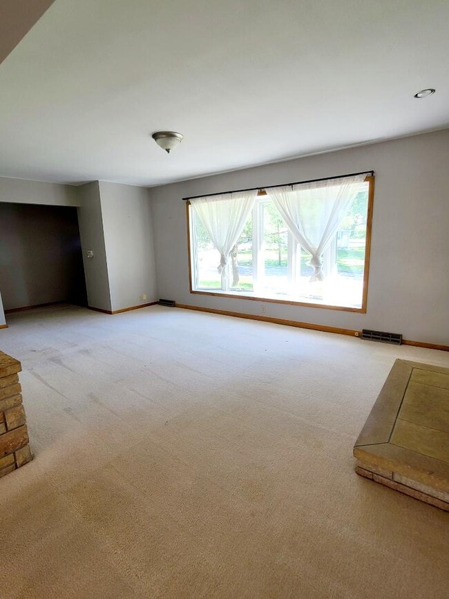 Building Photo - 608 Cataract Ave