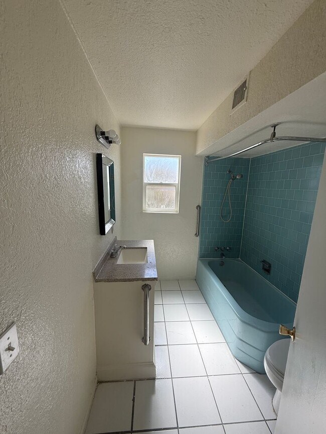 Building Photo - Desert View Apartments