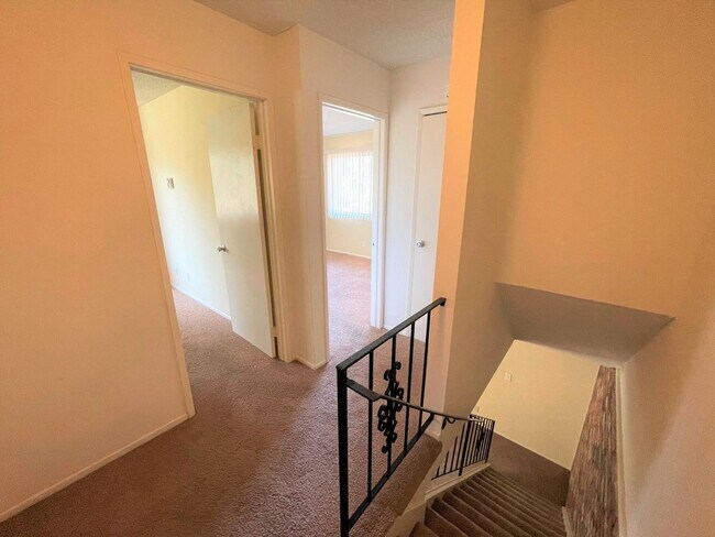 Building Photo - Centrally Located McKeon Condo