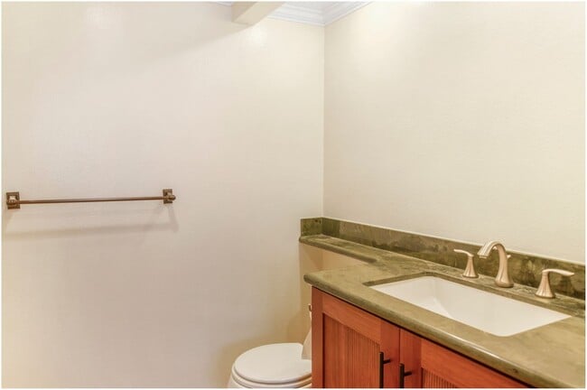 Building Photo - Beautiful Woodbridge Home!