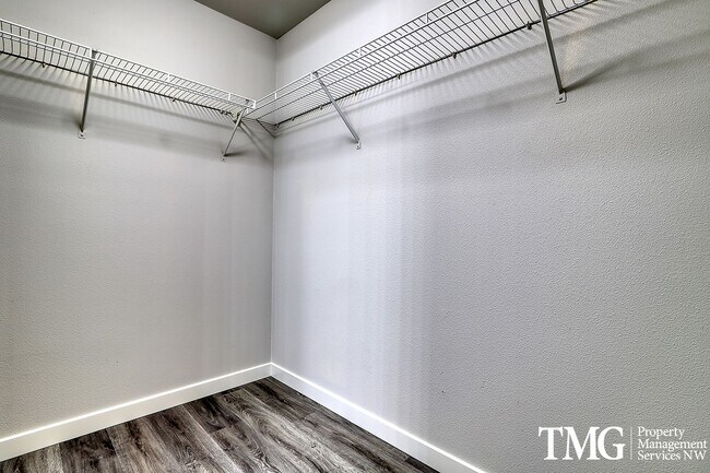 Building Photo - Spacious 4 Bedroom/2.5 Bath Hazell Dell Home!