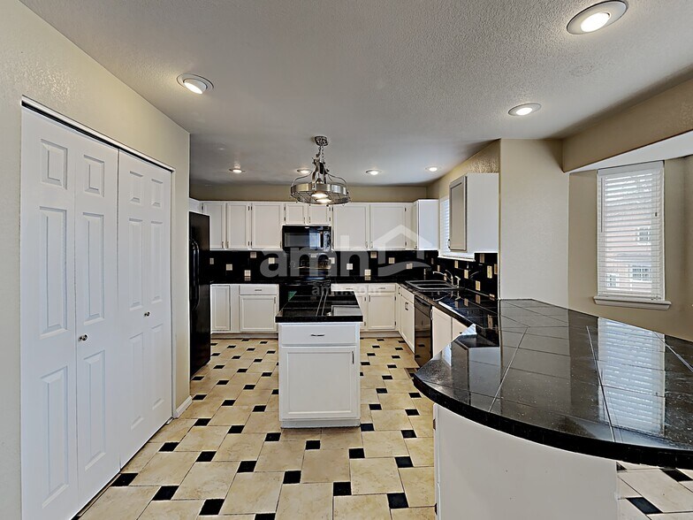 Building Photo - 4259 S Killarney St