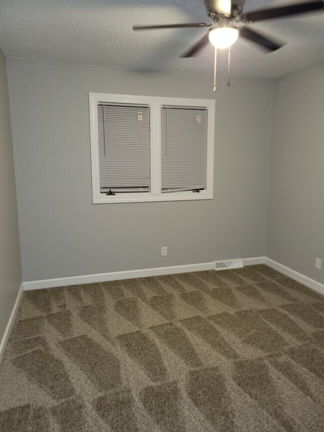 Building Photo - Coming Soon.... Spacious 3 Bedroom 2.5 Bath Townhome!!