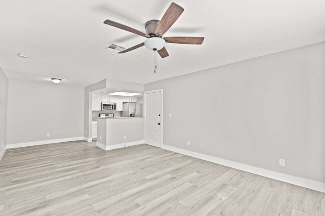 Building Photo - 7100 W Pirates Cove Rd