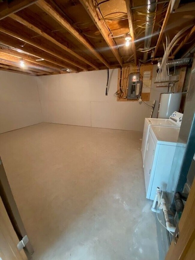 Building Photo - Comfortable 4 Bedroom with Garage & Fenced Yard for Rent!