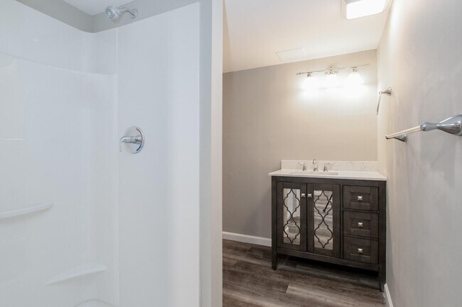 Building Photo - 690 North Dr