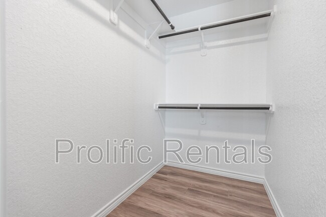 Building Photo - 106 Logan Ct