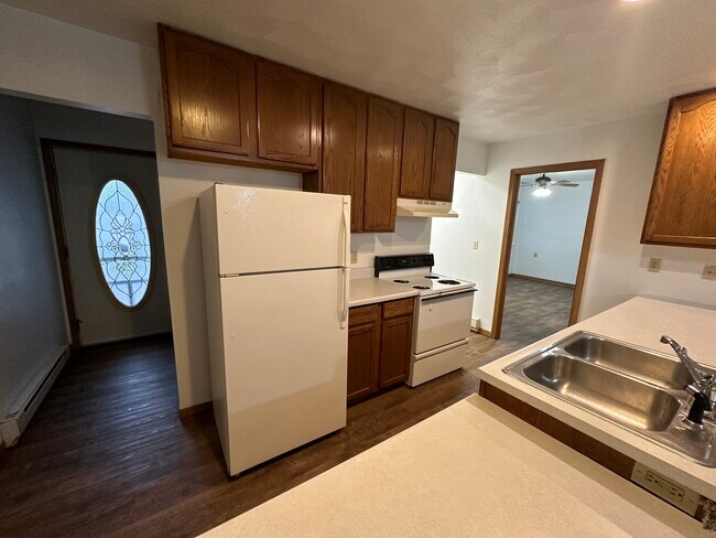 Building Photo - 1072 Lakeshore Dr