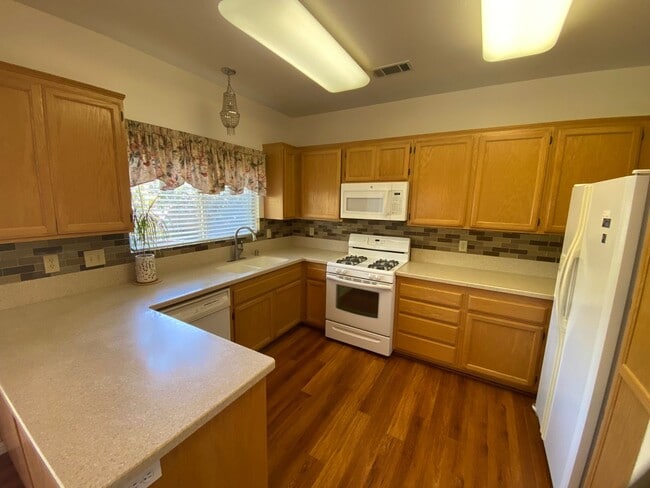Building Photo - 2 Story 4 bed, 2 1/2 bath home in Simi Valley!
