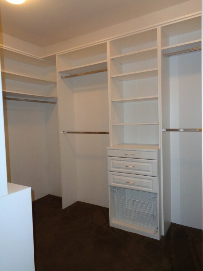 Building Photo - Custom executive home in gated community 1...