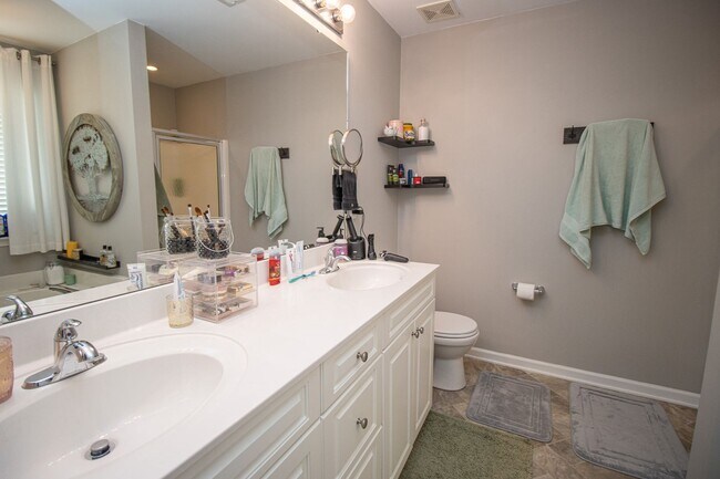 Building Photo - Spacious 3BR in Myers Creek – Fenced Yard, Workshop w/ Electricity & Bright Open Living!