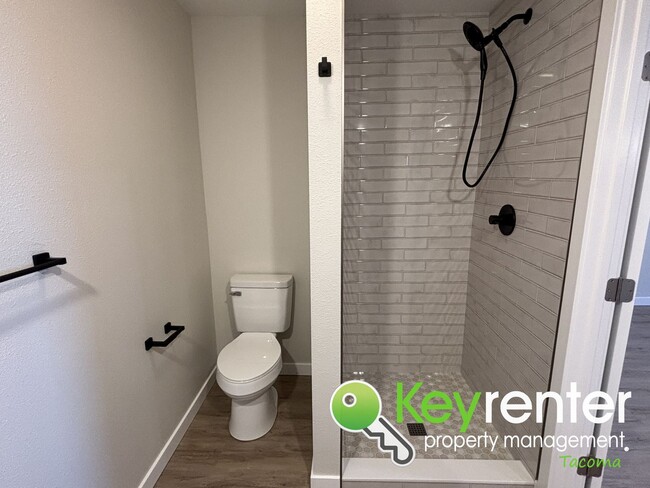 Building Photo - One of a Kind Multi-level Home in Tacoma!