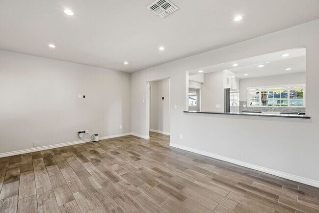 Building Photo - Modern 4 Bedroom, 3 Bathroom Home