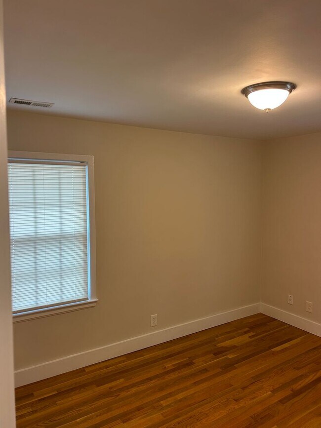 Building Photo - Beautiful Remodeled Two Bedroom House Near...
