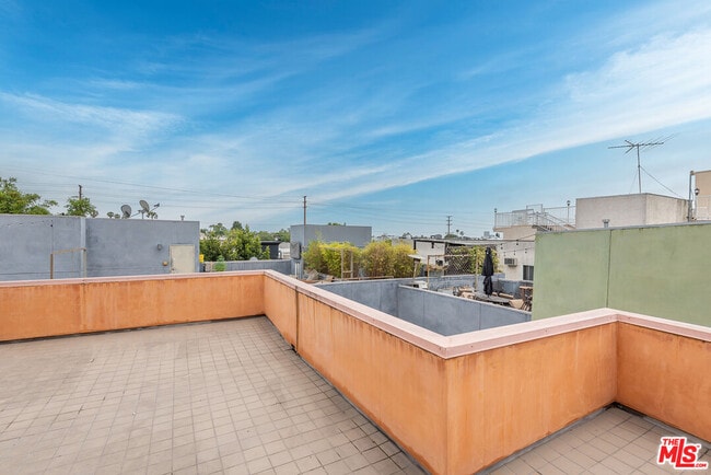 Building Photo - 900 N W Knoll Dr