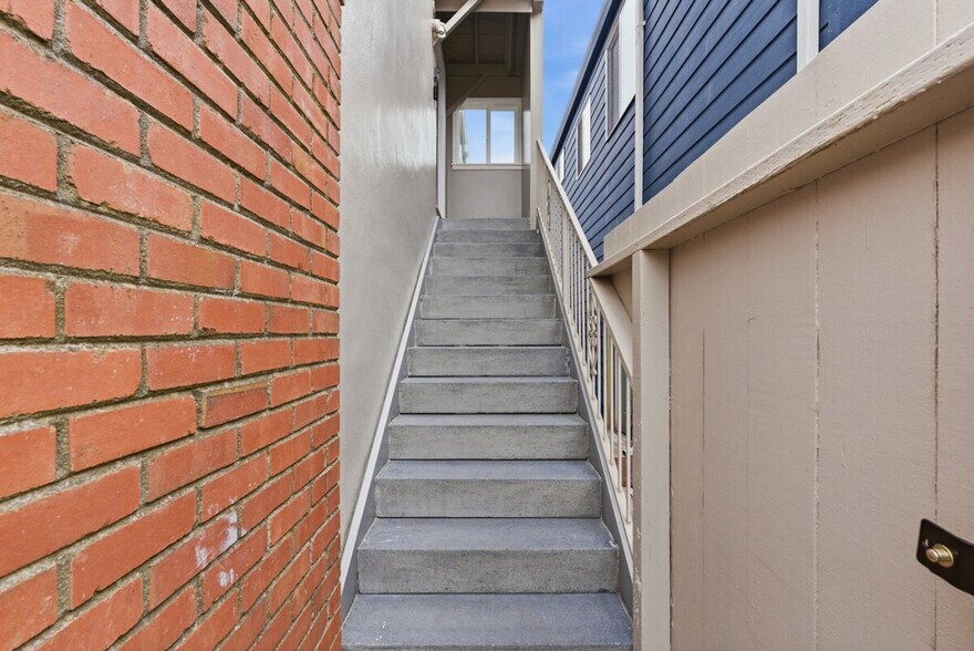 Building Photo - 104 Del Prado Dr