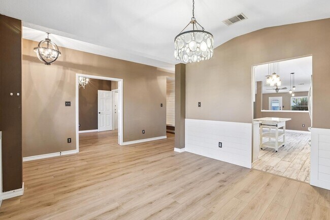 Building Photo - 2656 Bradley Ln