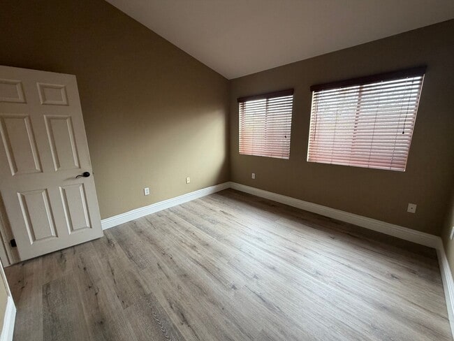 Building Photo - Spacious 2 Bedroom, 2.5 Bath Two-Story Townhome UTC