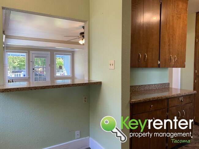 Building Photo - Charming Tacoma Craftsman House!