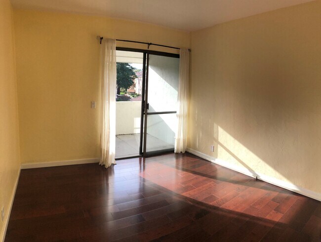 Building Photo - Great 2 bedroom condo, all utilities included, walking distance to Naval Postgraduate School and MPC