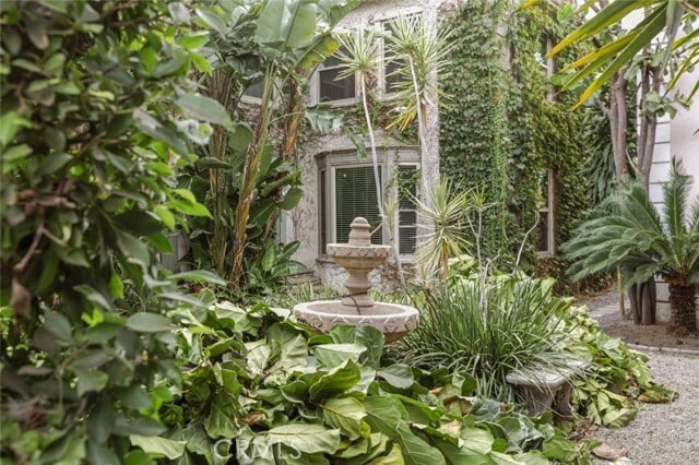 Building Photo - 5966 San Vicente Blvd