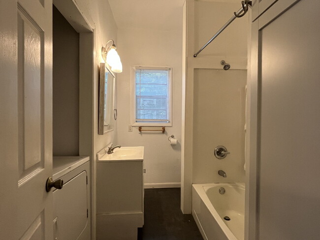 Building Photo - 3 Bedroom House for Lease!!