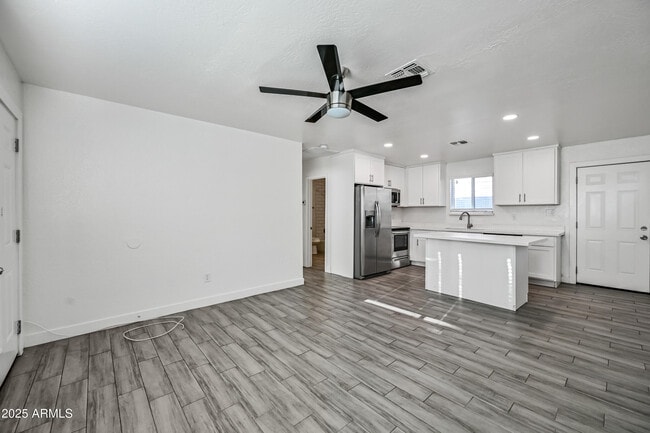 Building Photo - 1310 W Cochise Dr