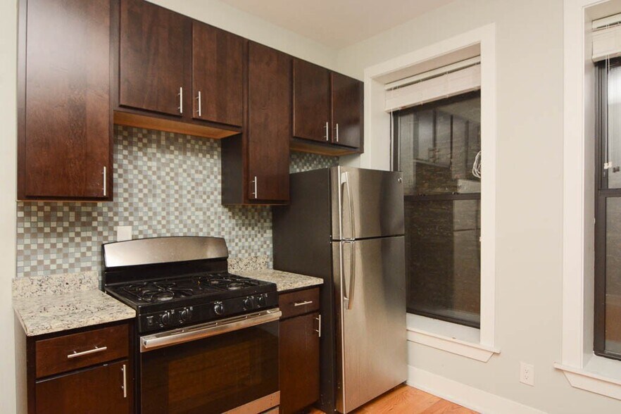 Primary Photo - 629 W Oakdale Ave