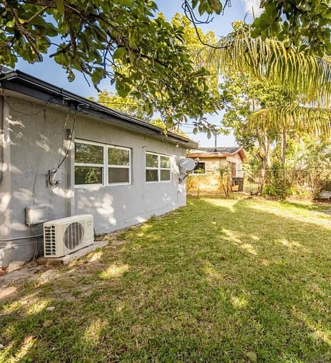 Building Photo - 3120 SW 12th Pl