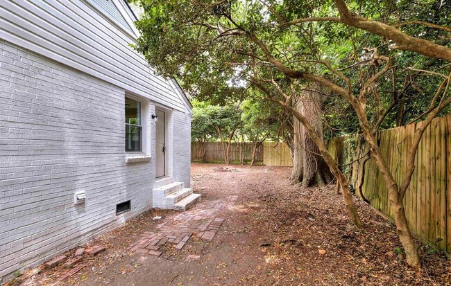 Building Photo - Fully Renovated 3 Bedroom, 1 Bath in the F...