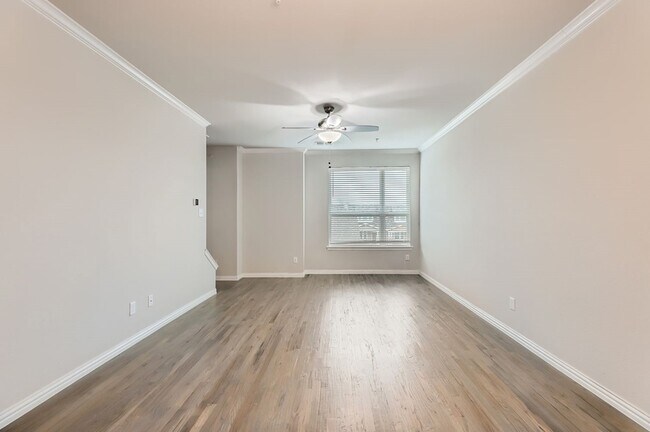 Building Photo - 301 E Lamar St