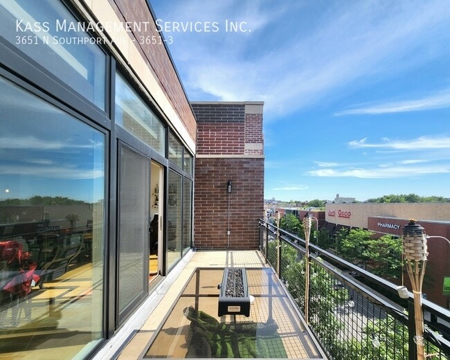 Building Photo - Newer Construction Prime Southport Corrido...