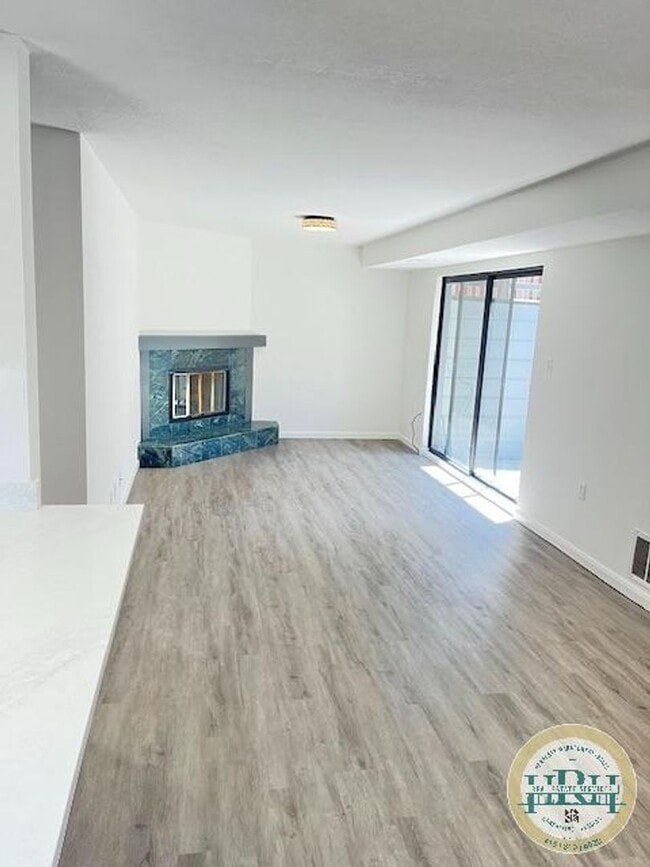 Building Photo - Spacious 3BR|2.5BA Home in the heart of Br...