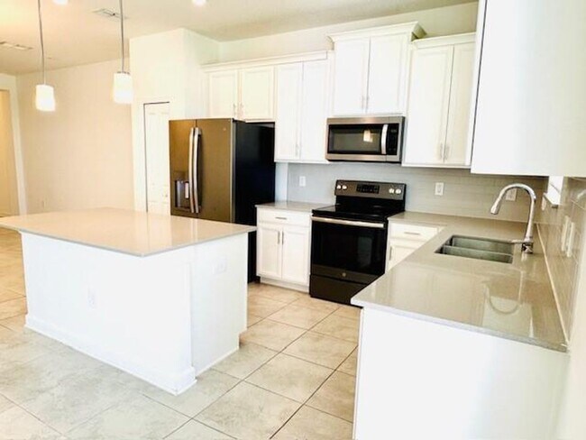 Building Photo - For Rent 3/2.5 townhome 2 Car Garage in Storey Lake,