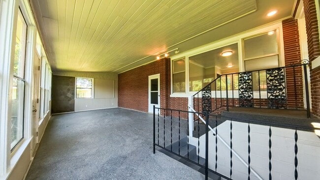 Building Photo - Spacious 3 Bedroom 1.5 Bath Home- Located ...