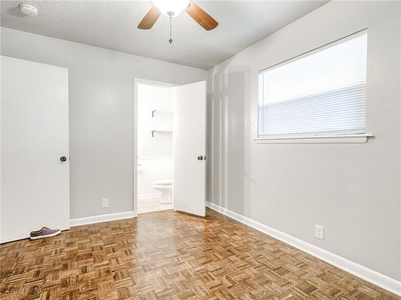 Building Photo - 2215 Beverly Hills St