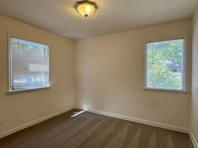 Building Photo - Wonderful Wedgwood Location! 2bd/2bth home...