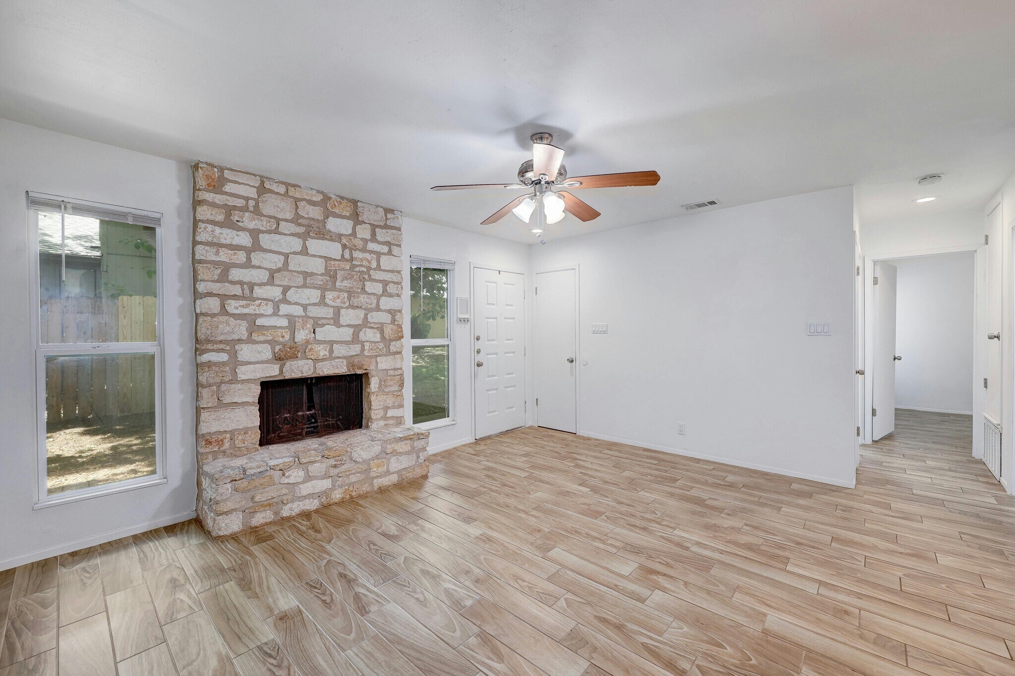Building Photo - 703 Country Aire Dr