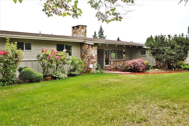 Primary Photo - 4 Bedrooms, Pool & Golf Course Views!