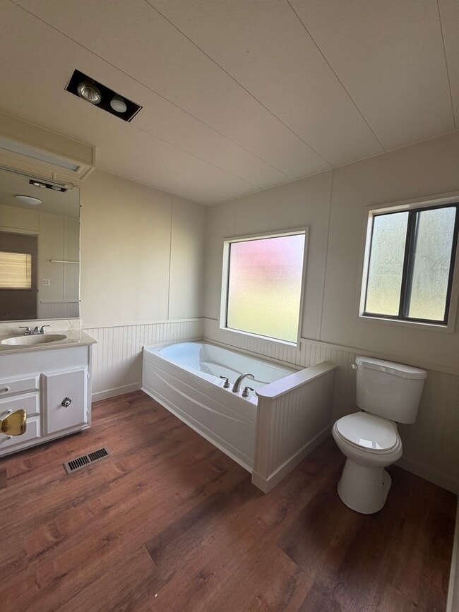 Building Photo - 3 Bedroom, 2.5 Bath - Three Bay garage